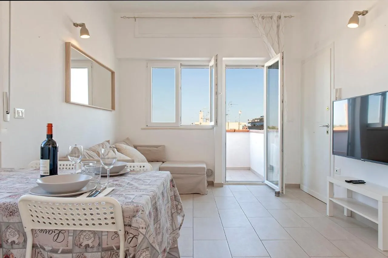 Suite Attico in Centro - Parcheggio Gratuito Livorno 0*,  Italia